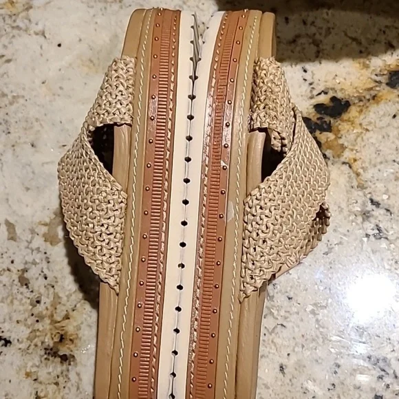 Vince Camuto Ravensal slide Sz 8 to 8.5. - Picture 9 of 13